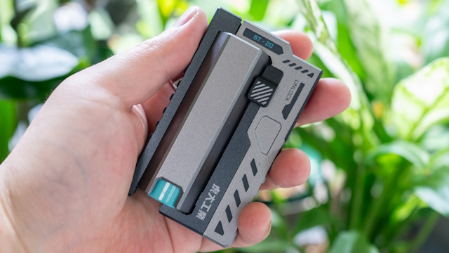 厨二心を刺激するバッテリー交換式モバイルバッテリー「BT-20 Wingman」